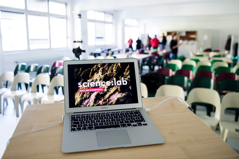Der Chefredakteur der BZ, Peter Huth stellt im Heimathafen in Berlin sein neues Buch -Berlin Requim- vor.