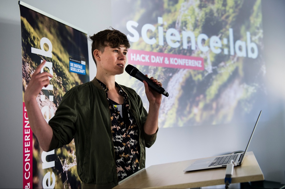 Der Chefredakteur der BZ, Peter Huth stellt im Heimathafen in Berlin sein neues Buch -Berlin Requim- vor.